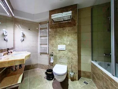 Grand Wellness & מלון נאום